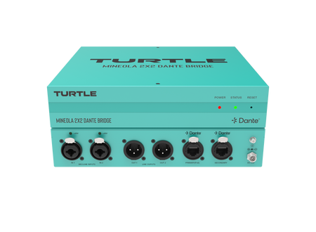Turquoise audioapparatuurdoos met 'Turtle'-logo op een witte achtergrond