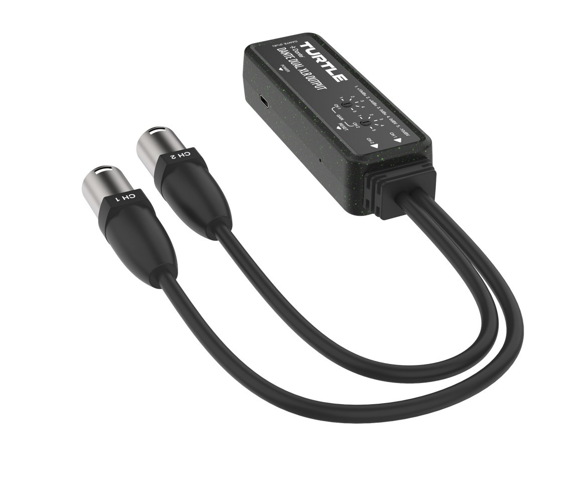 Zwarte audio-adapter met twee XLR-connectoren op een witte achtergrond