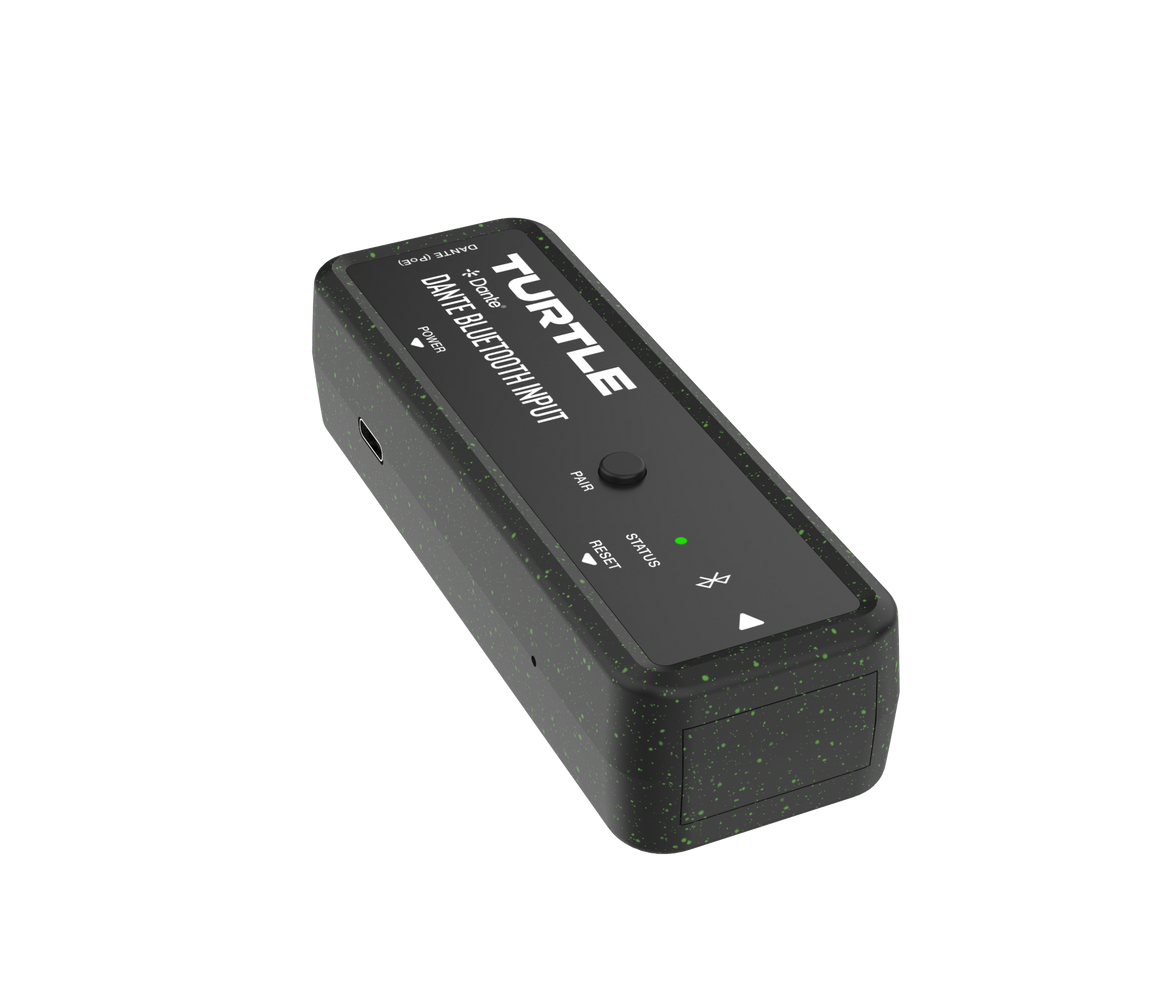 Zwarte Bluetooth-ontvanger met 'Turtle'-logo op een witte achtergrond