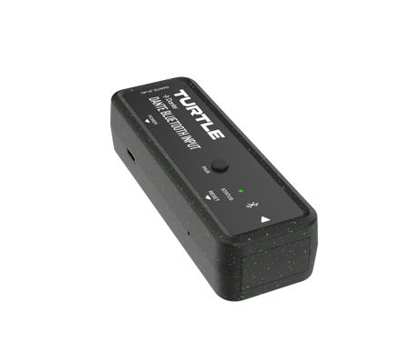 Zwarte Bluetooth-ontvanger met 'Turtle'-logo op een witte achtergrond