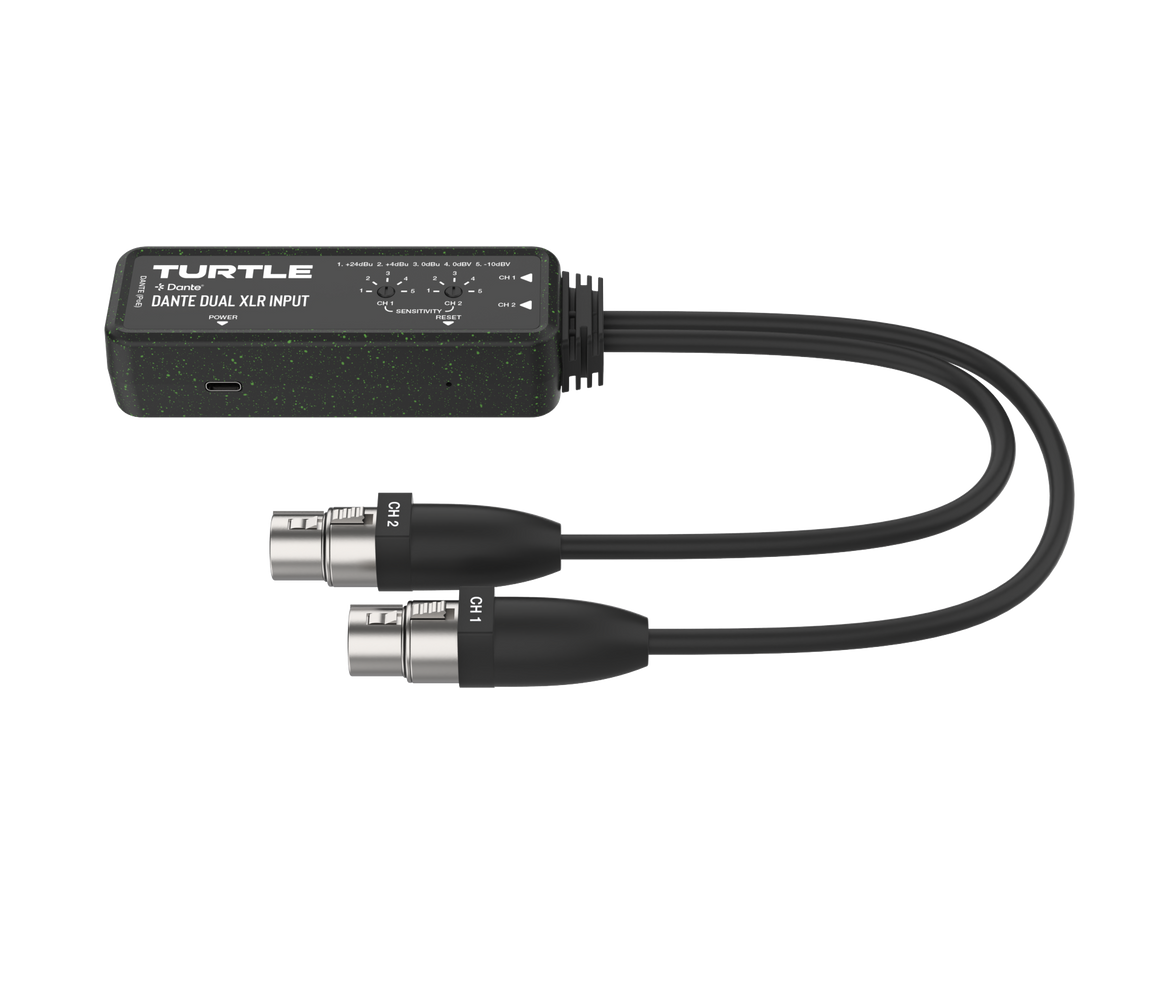 Turtle audio-adapter met dubbele XLR-kabels op een witte achtergrond