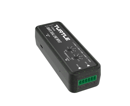 Zwart elektronisch apparaat met het merk 'Turtle' op een witte achtergrond