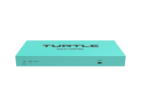 Turquoise elektronisch apparaat met het merk 'Turtle Chazy Control' op een witte achtergrond