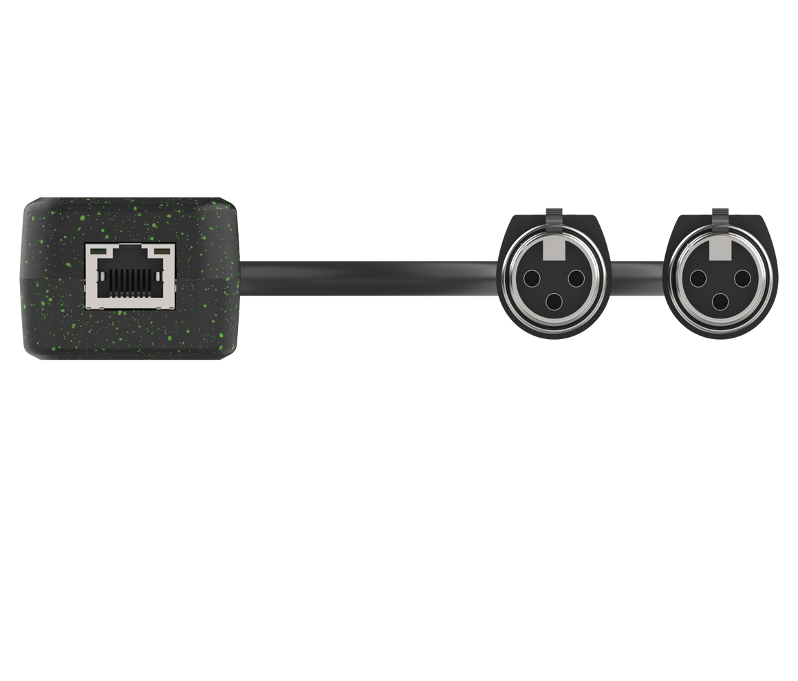 Zwarte audio-interface met Ethernet- en XLR-connectoren op een witte achtergrond