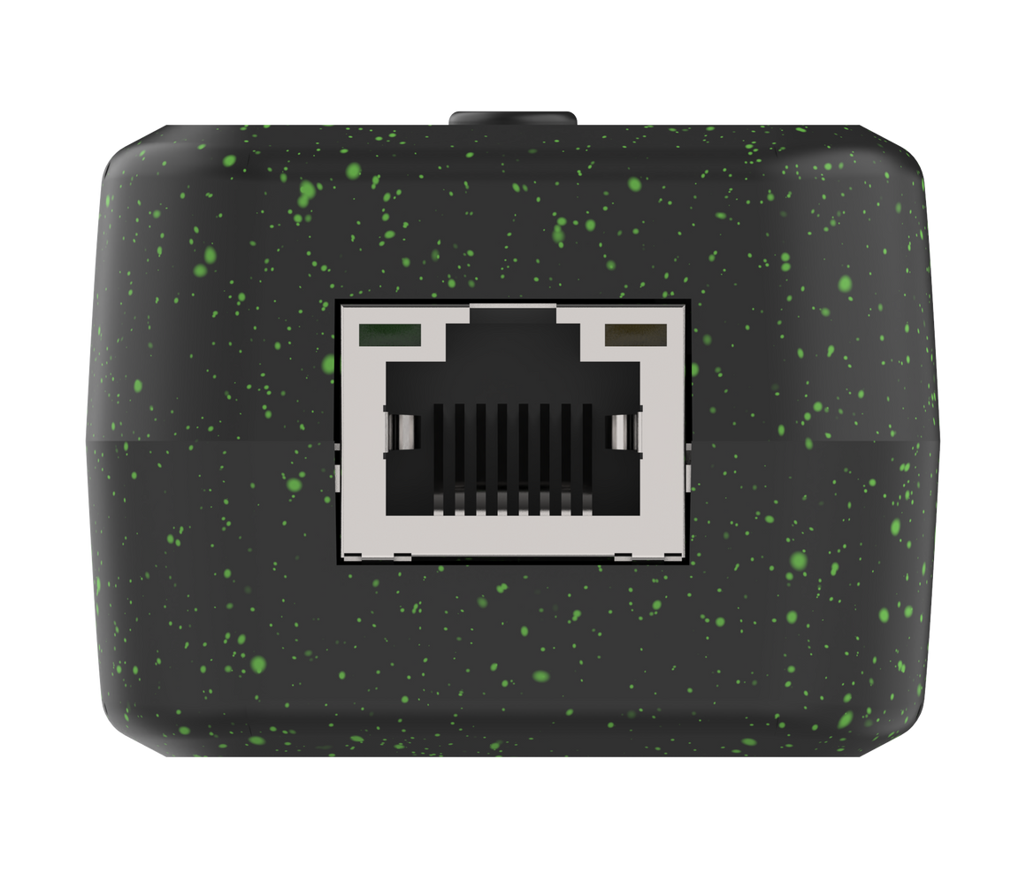 Zwarte elektronische module met groene spikkels en een Ethernet-poort op een witte achtergrond