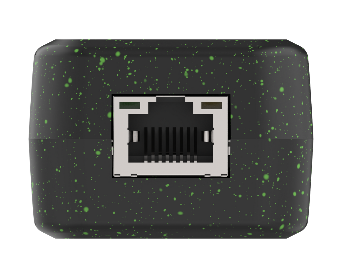Zwarte elektronische module met groene spikkels en een Ethernet-poort op een witte achtergrond