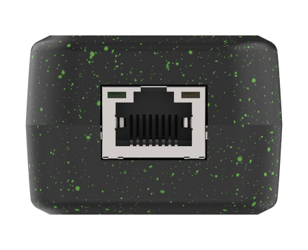 Zwarte elektronische module met groene spikkels en een Ethernet-poort op een witte achtergrond